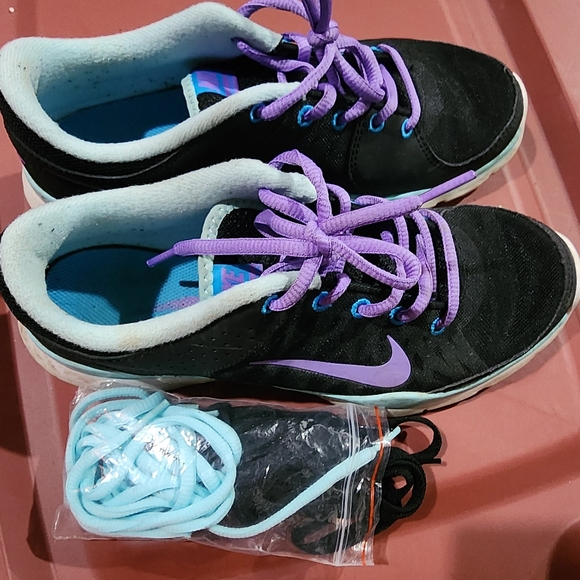 NIKE WOMEN'S SHOES - Picture 3 of 5